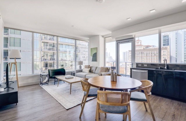 Beautiful Gaslamp 2BR w/Gym, Sauna & W/D, nr shops, by Blueground