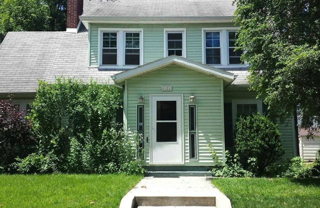 Beautiful Historic Home, Walk to Campus and Eddy Street.