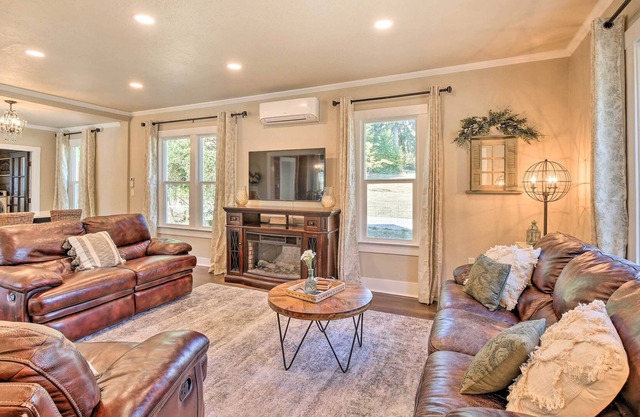 Beautiful Historic Home, Walk to Mineral Lake