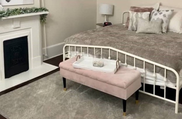 Beautiful historical 2 king BR suite on Main St.