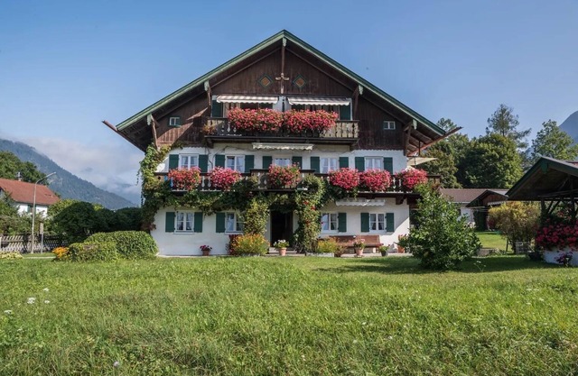 Beautiful Holiday Apartment "Zugspitzblick" with Mountain View, Wi-Fi & Balcony
