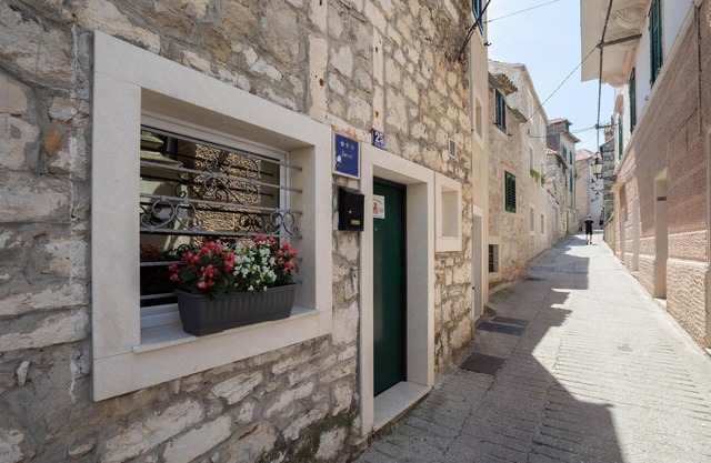 Beautiful home in Split with kitchen
