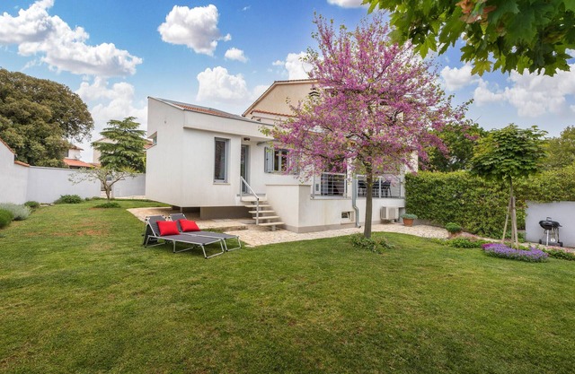 Beautiful home in Stinjan with kitchen