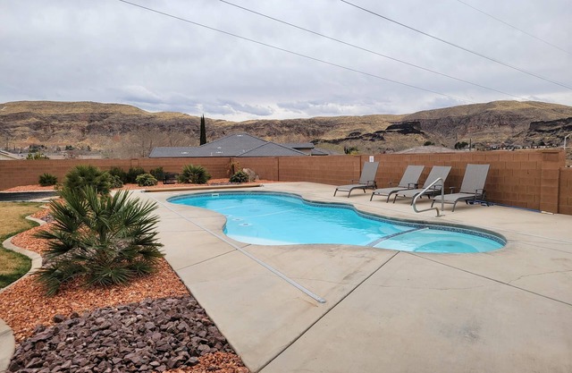 Beautiful Home near Zions with PRIVATE POOL, GAZEBO and GARAGE