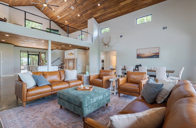 Beautiful Home Overlooking the White River - Hot Tub - Fire Pit - Game Room