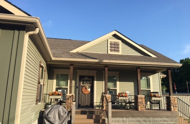 Beautiful home short ride to Downtown Grand Rivers or GTB.