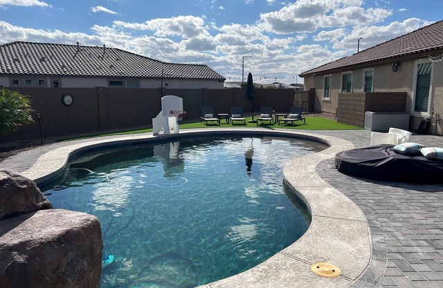 Beautiful home with Heated Pool, Outdoor Bar, Spring Training, Golf