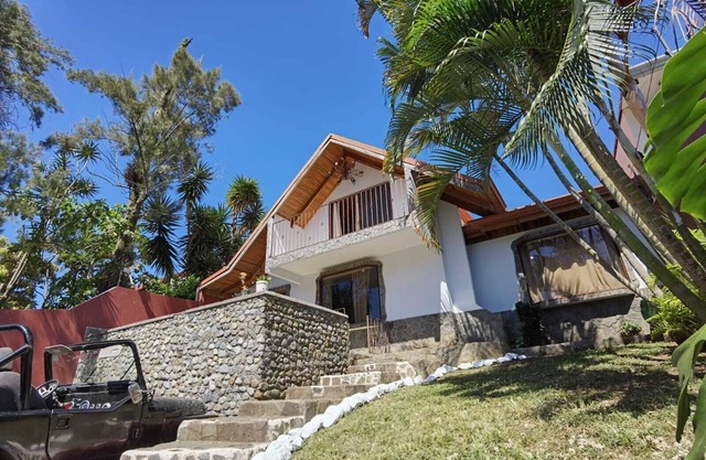 BEAUTIFUL HOUSE CHALET STYLE, 5 MIN TO EVERYTHING