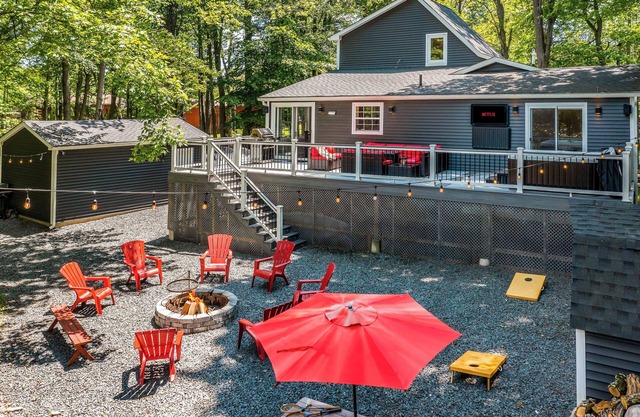 Beautiful House, Dogs ok! in WLE! Walk to the pool!