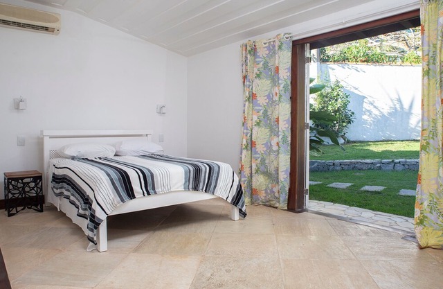Beautiful house with five suites facing Ferradura beach