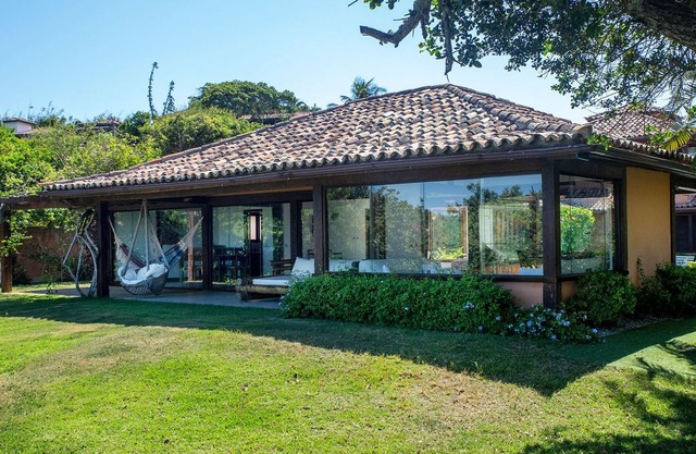 Beautiful house with six bedrooms, facing Ferradura Beach