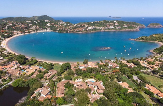 Beautiful house with six suites, facing Ferradura Beach
