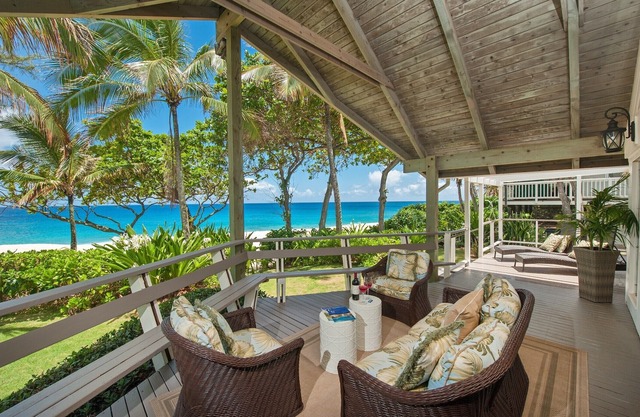 Beautiful Island Style Beachfront with AC and large covered lanai