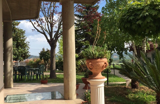 Beautiful apartment in villa for 6 guests with WIFI, TV and patio