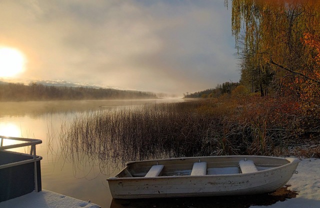 Beautiful Lake! Cute Cabins! 6 Bedrooms, 3 Baths. Outdoor Lounge with Fire Pit!