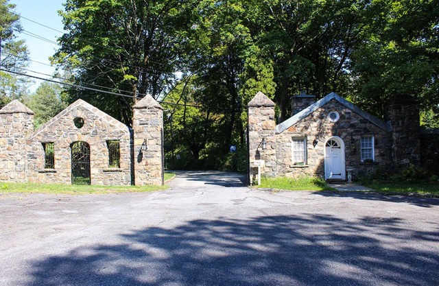 Beautiful, Lake Side Private Suburban Home Away from Home!