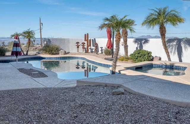 Beautiful Lake Havasu Pool Home in quiet neighborhood w/Mountain & Lake VIEWS!