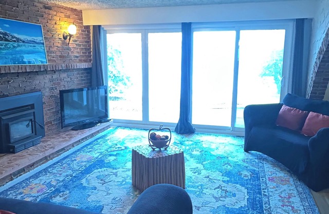 Beautiful lake view unit/Sauna/Kayak & Skate seasonal available