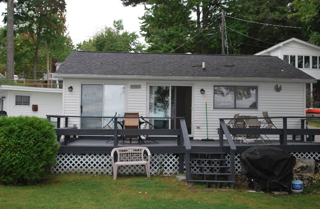 Beautiful Lakefront Cottage with 21' dock space