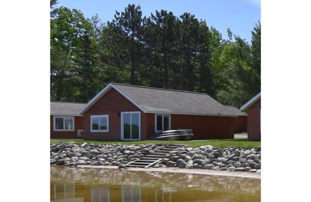 Beautiful lakeside 2 Bedroom cabin on private lake (Cabin#4)