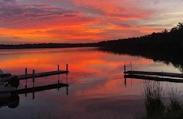 Beautiful lakeside 2 bedroom cabin on private lake (Cabin #6)