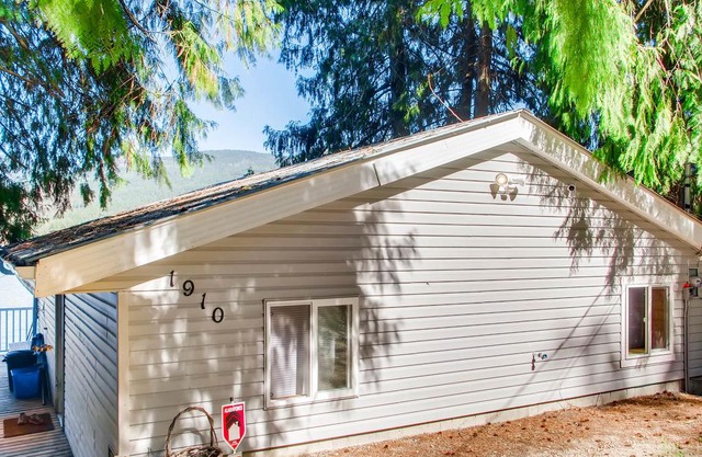 Beautiful Lakeside Home with private beach!