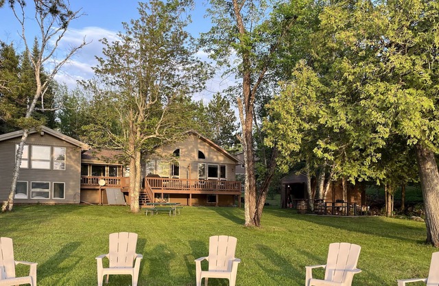 Beautiful Lakeside Lodge w/Bar in Ely