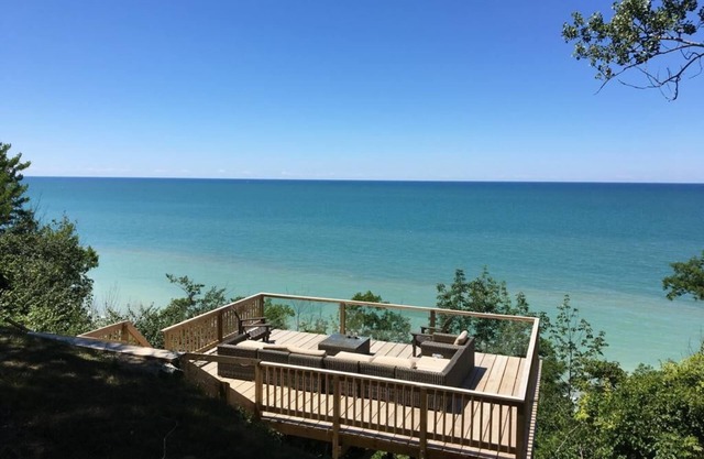 Beautiful Lakeview Property with the private beach
