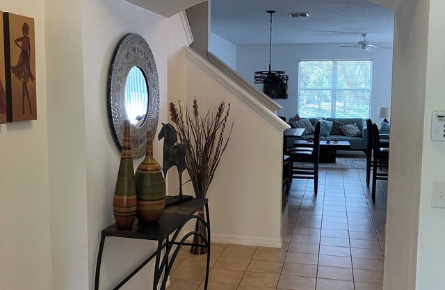 BEAUTIFUL LAKEVIEW TOWNHOME, 5 MILES TO DISNEY. FULLY EQUIPED