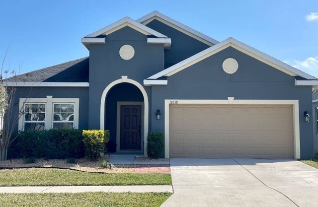 Beautiful large & comfortable new home-convenient location!