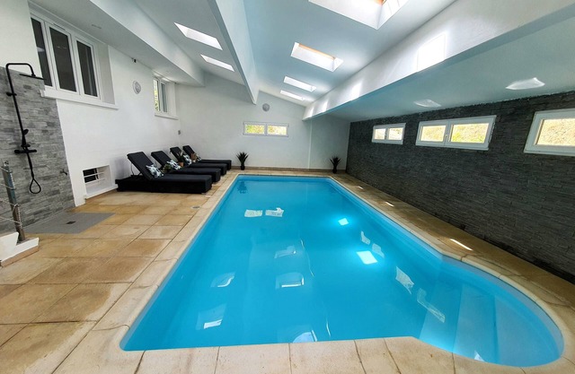 Beautiful Large Villa Indoor Pool 1h Paris full privacy Gite Auxerre Chablis