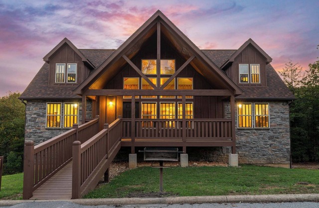 BEAUTIFUL LODGE with 7 Master Suites! By Pool!