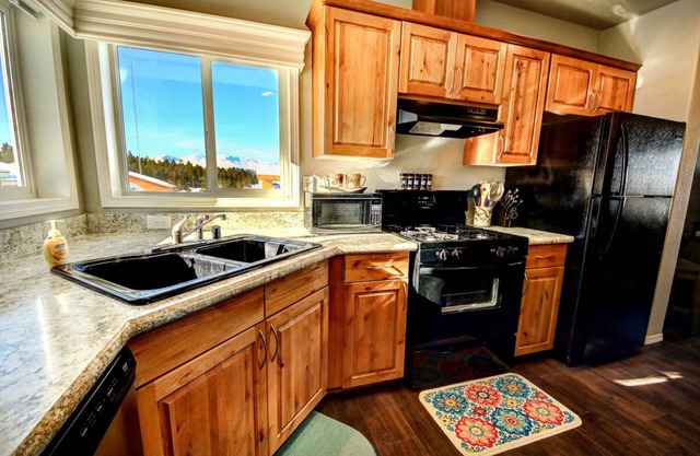 Beautiful, Modern and New Home-Great Location
