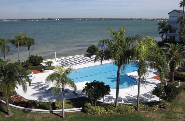 Beautiful, modern 2 Bedroom plus Den Condo. Boca Ciega Bay Isla Key Isla Del Sol
