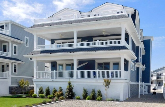 Beautiful new construction townhome with fabulous bay views!