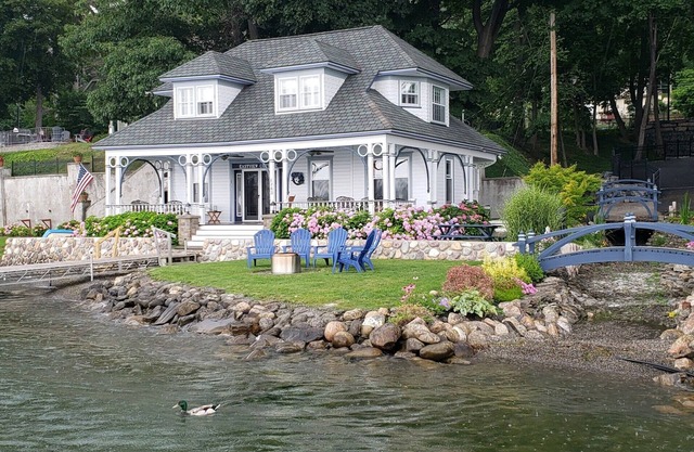 Beautiful Nostalgic Keuka Waterfront Home