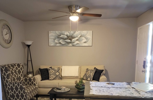 Beautiful one bedroom apartment, with free parking. Pets welcome!