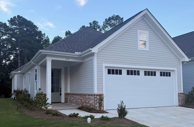 Beautiful Oxford Townhouse, just 3.3 miles from the iconic Oxford Square.