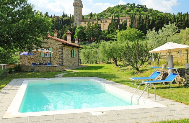 Beautiful private villa for 6 guests with A/C, WIFI, private pool, TV, patio and pets allowed