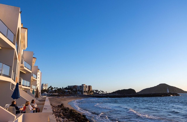 Beautiful Private Beach Front Condominium with Pool, Tennis & Pickleball Court