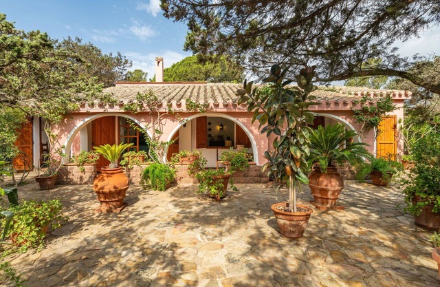 Beautiful private villa for 8 guests with A/C, TV, patio and pets allowed