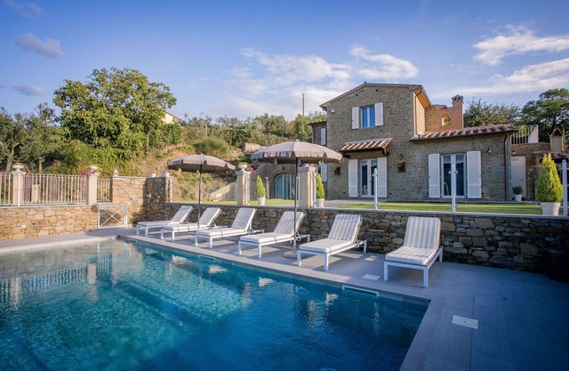 Beautiful private villa with WIFI, A/C, private pool, TV, terrace, panoramic view, close to Cortona