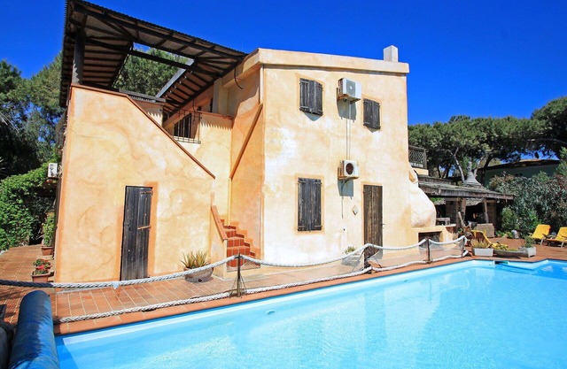 Beautiful private villa for 14 guests with WIFI, private pool, A/C, TV, patio and pets allowed