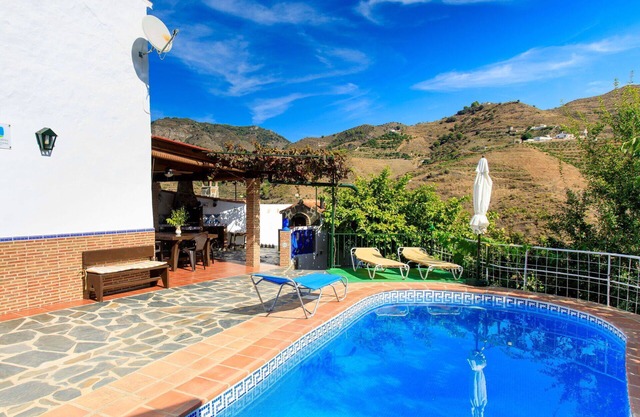 Beautiful private villa for 4 people with private pool, WIFI, TV, terrace and pets allowed