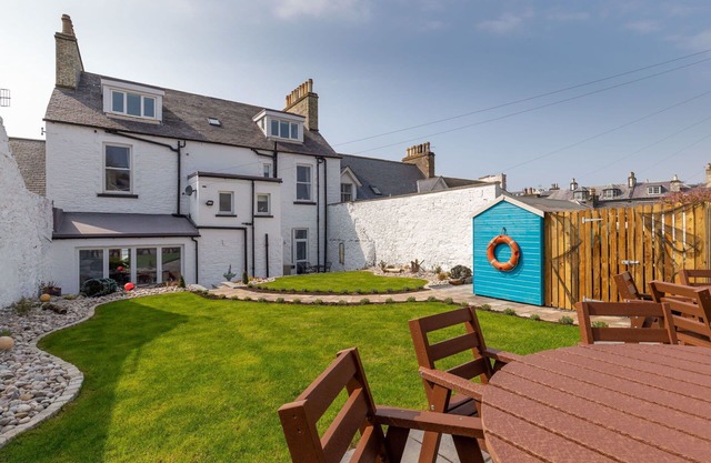 Beautiful private villa for 16 guests with WIFI, TV, patio and pets allowed