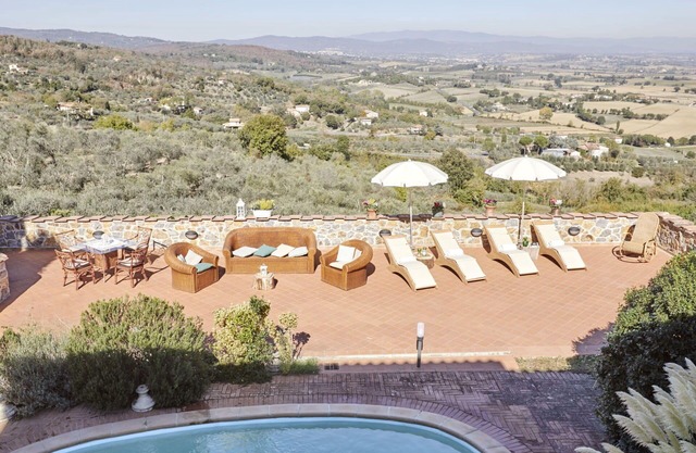 Beautiful private villa for 26 people with hot tub, WIFI, A/C, private pool, TV and terrace