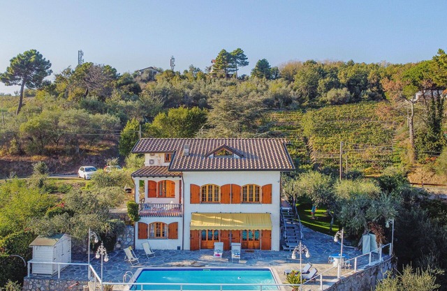 Beautiful private villa for 8 people with A/C, private pool, WIFI, TV, patio and pets allowed