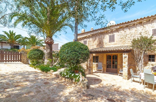 Beautiful private villa for 6 people with TV, balcony and pets allowed