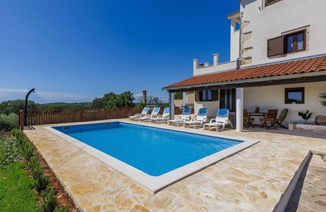 Beautiful private villa for 6 guests with A/C, private pool, WIFI, TV, terrace and pets allowed