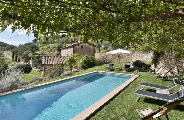 Beautiful private villa with A/C, private pool, WIFI, TV, terrace and panoramic view, close to L.